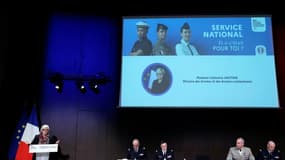 La ministre des Armées, Catherine Vautrin (g), lors d'une conférence de presse à l'occasion du lancement de la campagne nationale de recrutement pour le nouveau service militaire national, le 12 janvier 2026 à Paris