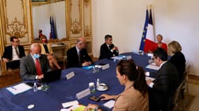 La Première ministre Elisabeth Borne, le ministre de l'Intérieur Gérald Darmanin, le directeur général de la Santé Jérôme Salomon (g)) avant une visioconférence avec les préfets et directeurs d'ARS sur la situation épidémique du Covid-19, le 28 juin 2022 à l'hôtel Matignon, à Paris