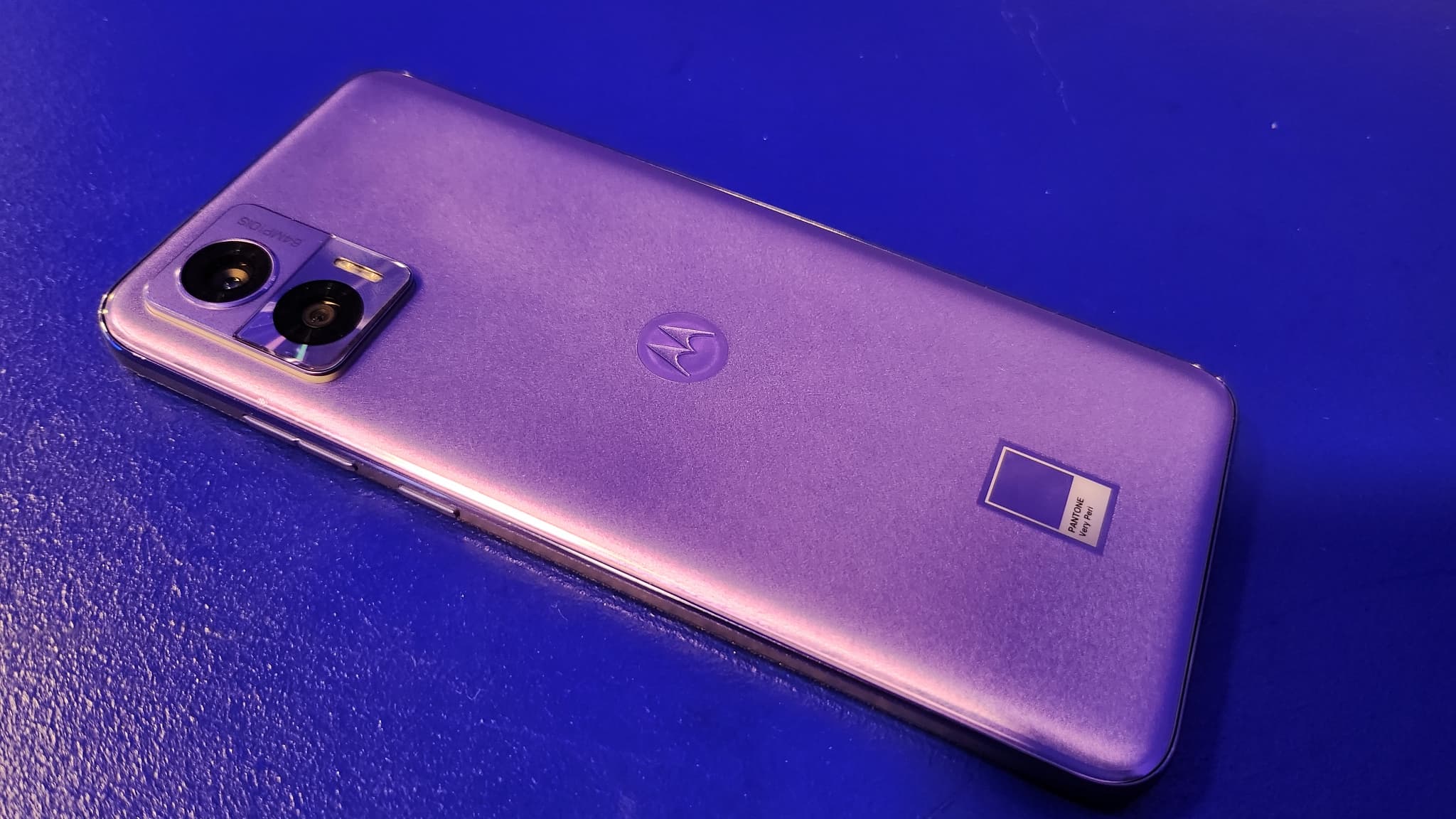 Ce nouveau Motorola arbore le logo de Pantone sur son dos