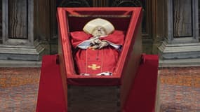 Le corps du pape François repose à l'intérieur de la basilique Saint-Pierre où il reposera pendant trois jours, au Vatican, le 23 avril 2025. 