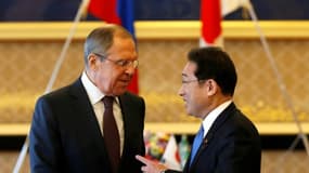 Le ministre russe des Affaires étrangères Sergueï Lavrov (g) et son homologue japonais Fumio Kishida lors d'une réunion sur la sécurité de la région Asie-Pacifique, le 20 mars 2017 à Tokyo