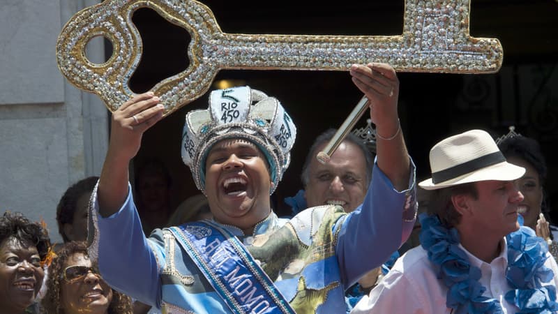 Le gros "roi Momo" règne officiellement sur Rio pour cinq jours de Carnaval.