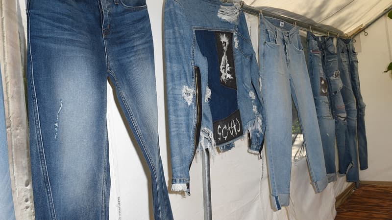 Les jeans Hudson sont fabriqués à Los Angeles.