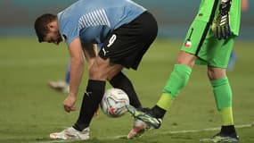 Luis Suarez fait son lacet devant Claudio Bravo pour l'empêcher de tirer le six mètres