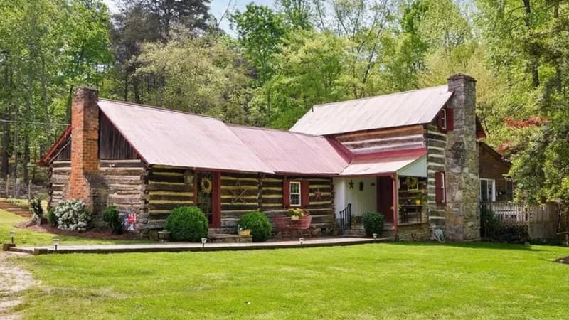 Aux Etats-Unis, les médias craquent pour la vente d'un chalet "historique" de 1798 en rondins de bois, mis en vente pour "seulement" 575.000 dollars