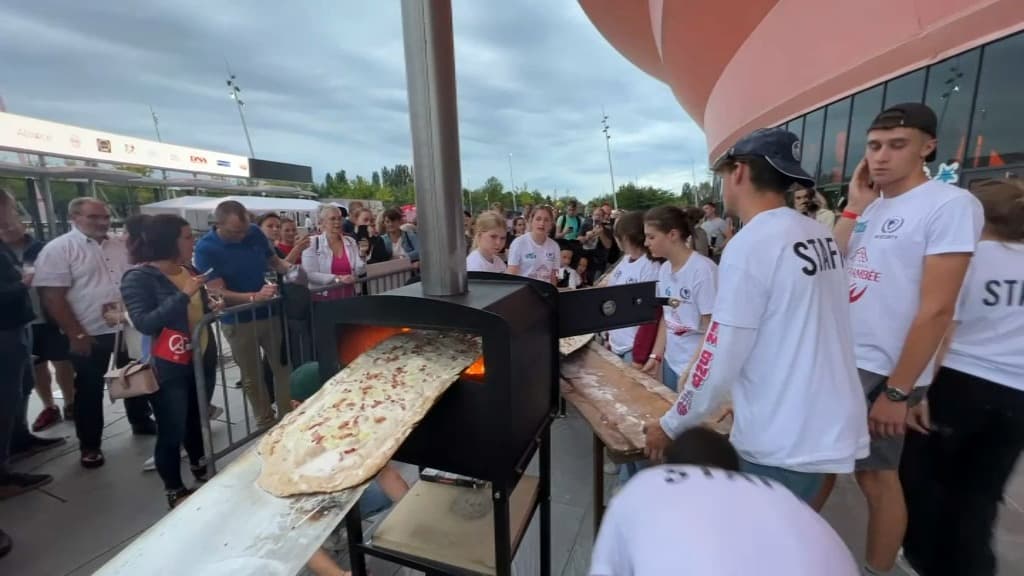 La cuisson de la tarte flambée s'est terminée tard dans la nuit de mardi à mercredi, mais le record a été battu La cuisson de la tarte flambée s'est terminée tard dans la nuit de mardi à mercredi, mais le record a été battu