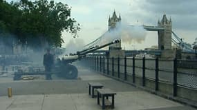 Le long de la Tamise, près de la Tour de Londres, soixante-deux coups qui sont tirés en l'honneur du fils de Kate et William le 23 juillet 2013.