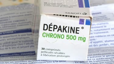 Une boîte de l'anti-épileptique Dépakine utilisée par des parents de victimes, le 13 décembre 2016 à Paris