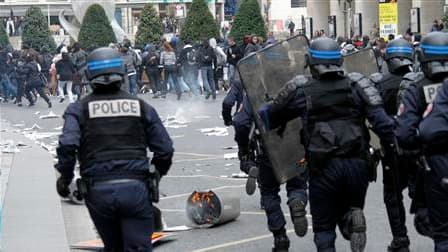 De violents incidents ont émaillé lundi les manifestations lycéennes à Lyon, où un millier de jeunes ont brisé des abribus, renversé des voitures, jeté des cocktails Molotov et mis le feu à des poubelles. /Photo prise le 18 octobre 2010/REUTERS/Robert Pra