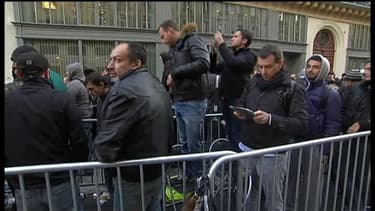 La file d'attente ce vendredi matin, devant l'Apple Store Opéra