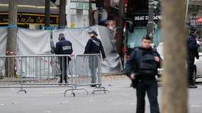 Des policiers montent la garde sur le périmètre de sécurité dressé autour du Bataclan.