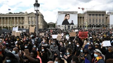 Des manifestants lors d'un rassemblement près de la place de la Concorde et de l'ambassade américaine, le 6 juin 2020 à Paris, pour dénoncer les violences policières