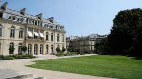 François Hollande et Julie Gayet ont été pris en photo alors qu'ils se trouvaient sur une terrasse, dans les jardins du palais de l'Elysée.