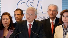 Olivier Schrameck (au centre), le président du CSA.