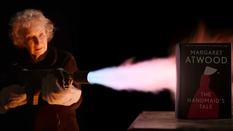 L'autrice canadienne Margaret Atwood dans une vidéo pour promouvoir l'édition ininflammable de "The Handmaid's Tale", le 25 mai 2022.
