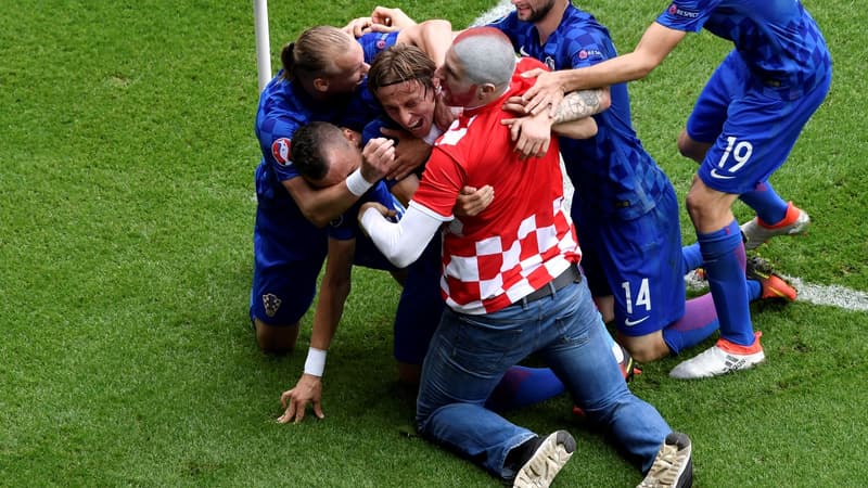 Luka Modric avec un supporter entré sur la pelouse