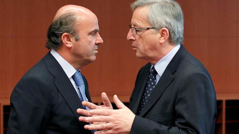 Le président de l'Eurogroupe Jean-Claude Juncker, ici avec le ministre des Finances espagnol Luis de Guindos, a martelé lundi qu'il était opposé à une sortie de la Grèce de la zone euro, tout en insistant pour qu'Athènes respecte ses engagements. /Photo p
