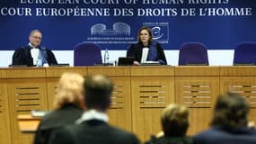 La présidente de la Cour européenne des droits de l'homme Siofra O'Leary lit les décisions rendues  par la CEDH, le 9 avril 2024 à Strasbourg
