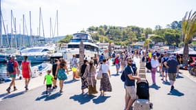 Des vacanciers en train de débarquer sur l'île de Porquerolles en août 2022.