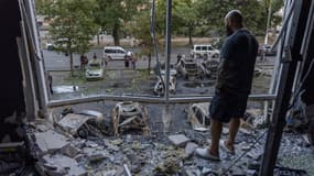 Un homme regardant les dégâts causés par une attaque russe de drone à Odessa (Ukraine), le mardi 22 juillet 2025 (photo d'illustration).