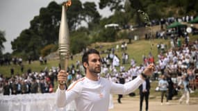 Le champion grec d'aviron Stefanos Ntouskos était le premier porteur de la flamme, le 16 avril 2024