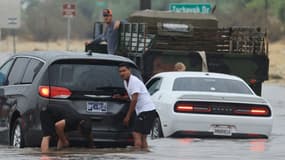Des automobilistes font face à une route inondée et à des véhicules coincés lors des fortes pluies provoquées par la tempête tropicale Hilary à Palm Springs, dans l'État américain de Californie, le 20 août 2023.