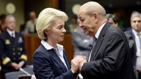 Ursula von der Leyen, ma ministre allemande de la Défense et son homologue français, Jean-Yves Le Drian, à Bruxelles, le 17 novembre.