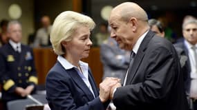 Ursula von der Leyen, ma ministre allemande de la Défense et son homologue français, Jean-Yves Le Drian, à Bruxelles, le 17 novembre.