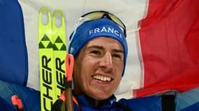 La joie du Français Quentin Fillon-Maillet, champion olympique de la poursuite aux Jeux de Pékin, le 13 février 2022 au centre national de biathlon de Zhangjiakou