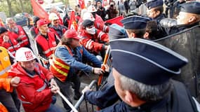 Manifestation à Metz, devant les locaux du Groupement des entreprises sidérurgiques et métallurgiques (Gesim) où une réunion du comité d'entreprise d'ArcelorMittal se tenait mardi matin. Les syndicats refusent de discuter d'un plan social tant que l'espoi