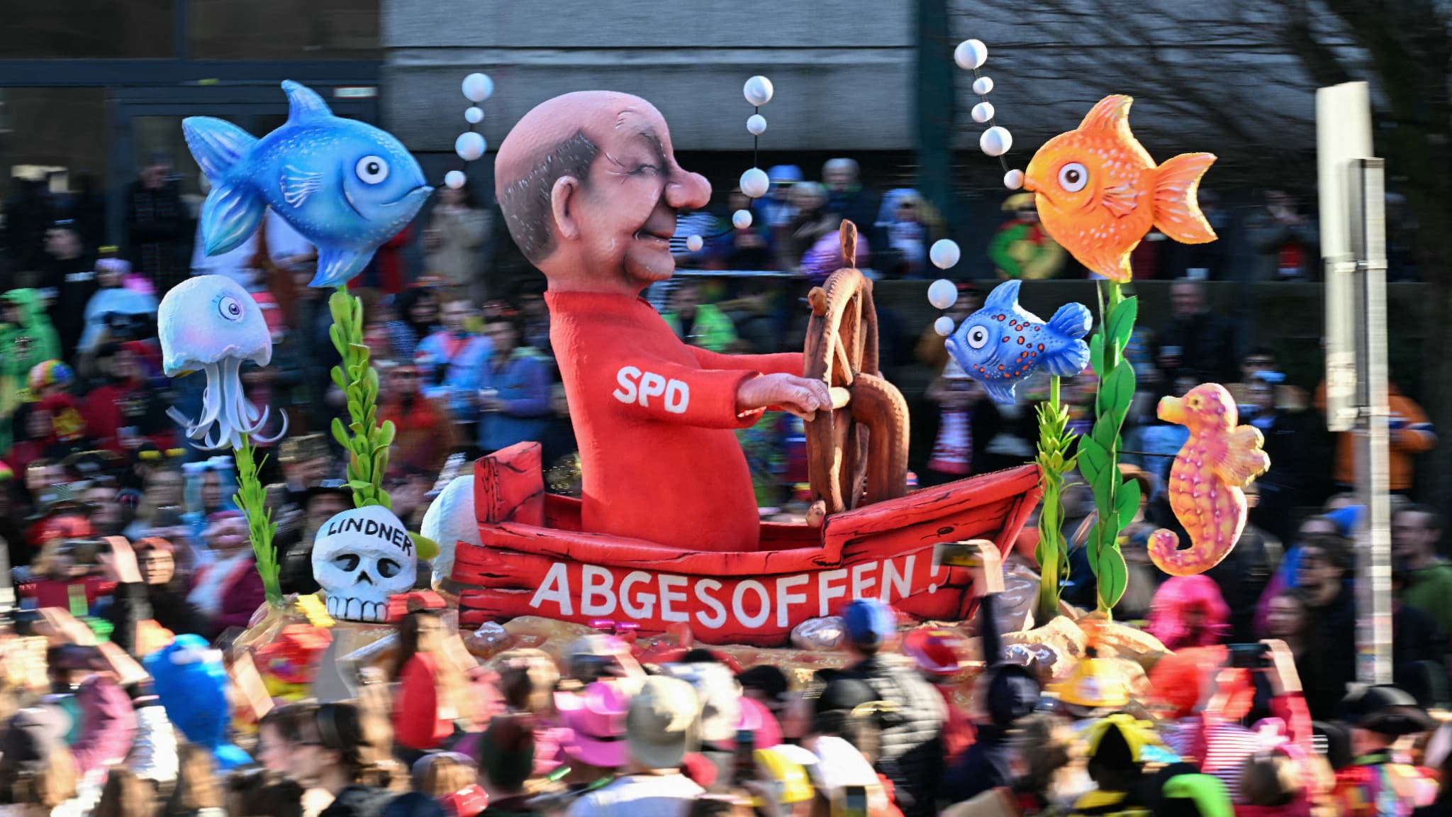 Un char avec le portrait du chancelier allemand Olaf Scholz au carnaval de Düsseldorf (Allemagne) le 3 mars 2025.