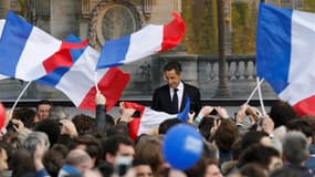 Devant les dizaines de milliers de personnes -plus de 100.000 selon l'UMP- réunies place de la Concorde, dans le centre de Paris, Nicolas Sarkozy a promis dimanche un nouveau modèle de croissance qui permette à la France de connaître ses "Trente Glorieuse