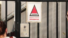 Un panneau vigipirate devant l'entrée d'un lycée. 