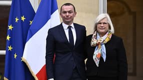 Olivier Dussopt lors de sa passation de pouvoir avec la nouvelle ministre du Travail, de la Santé et des Solidarités, Catherine Vautrin.