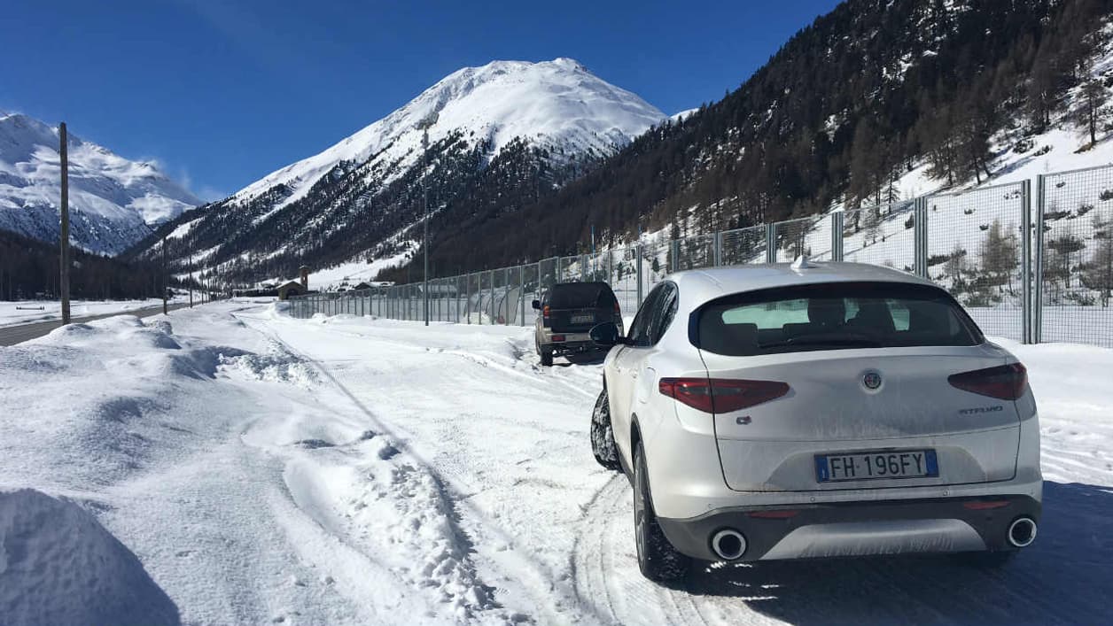 4,70 mètres de long, 2,82 mètres d'empattement, le Stelvio est aussi gros qu'un Peugeot 5008. L'habitabilité est cependant beaucoup moins importante. 4,70 mètres de long, 2,82 mètres d'empattement, le Stelvio est aussi gros qu'un Peugeot 5008. L'habitabilité est cependant beaucoup moins importante.
