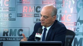"Nous allons créer plus de postes d'AVS (...) nous avons environ 300 000 élèves handicapés accueillis scolairement, et vous avez 80 000 personnes, AVS don, pour aider à cette scolarisation réussie"