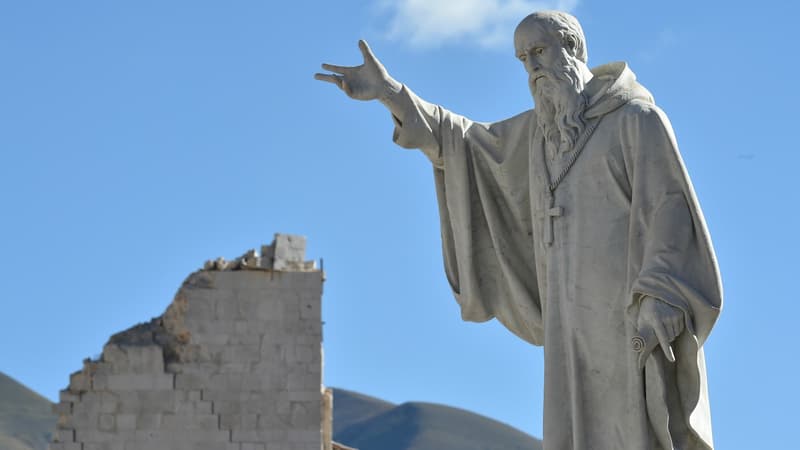La statue de Saint-Benoît, dans le centre de Norcia, épicentre du séisme de 6,6 qui a frappé le centre de l'Italie le 30 octobre.
