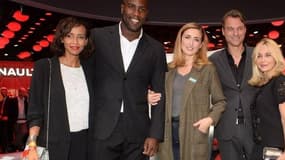 Sonia Rolland, Teddy Riner, Julie Gayet, Laurens Van Den Acker, Emmanuelle Béart et Chantal Thomass, devant la concept-car de Renault.