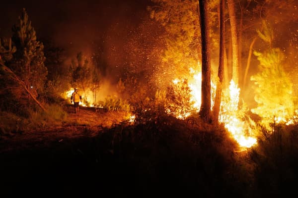 Un pompier combat les flammes en Gironde, le 17 juillet 2022