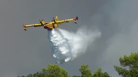 Un Canadair largue sa cargaison d'eau. Photo d'illustration. 