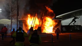 Les pompiers interviennent devant l'Etihad Stadium pour éteindre l'incendie, le mercredi 29 janvier 2025