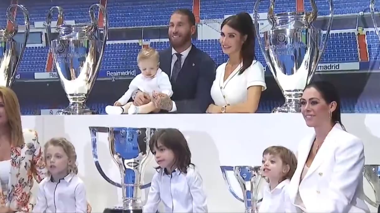 Ramos pose avec ses trophées Ramos pose avec ses trophées