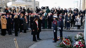 Le président français Emmanuel Macron et la maire de Paris Anne Hidalgo  se recueillent devant le supermarché Hypercacher à Paris le 7 janvier 2025, lors des commémorations marquant les 10 ans de l'attentat contre le journal satirique Charlie Hebdo et le supermarché juif Hypercacher.