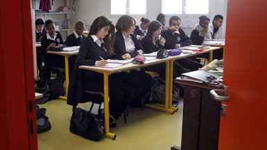 Des élèves portant un uniforme dans une classe de l'internat d'excellence de Sourdun, en Seine-et-Marne, le 5 mars 2012