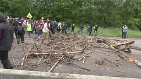 Environ 300 militants ont bloqué l'autoroute A13 avec des morceaux de bois.
