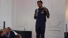 Wesley Fofana lors de son bizutage avec l'équipe de France le 12 juin 2023