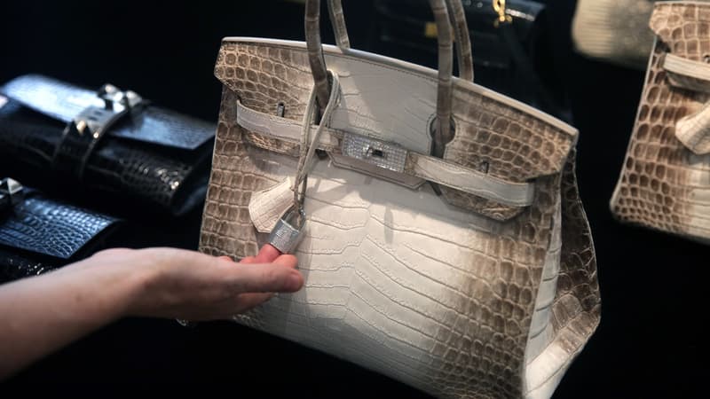 Ce Birkin en crocodile et or incrusté de diamants de la Maison Hermès a battu un record pour un sac à main de luxe aux enchères ce mercredi. 