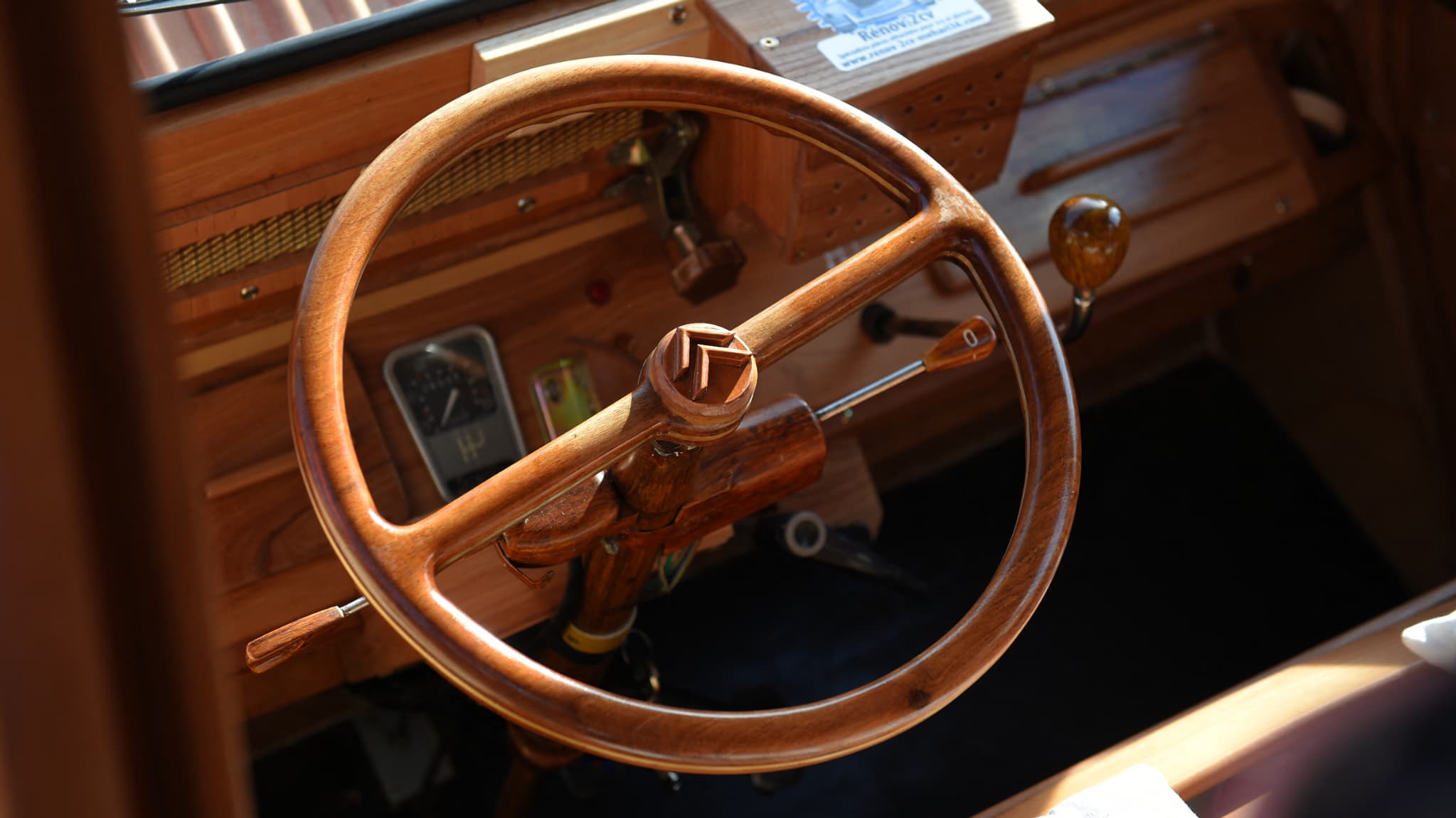 Cette 2CV en bois roule, mais ne dispose pas de carte grise et ne peut donc pas aller sur la route