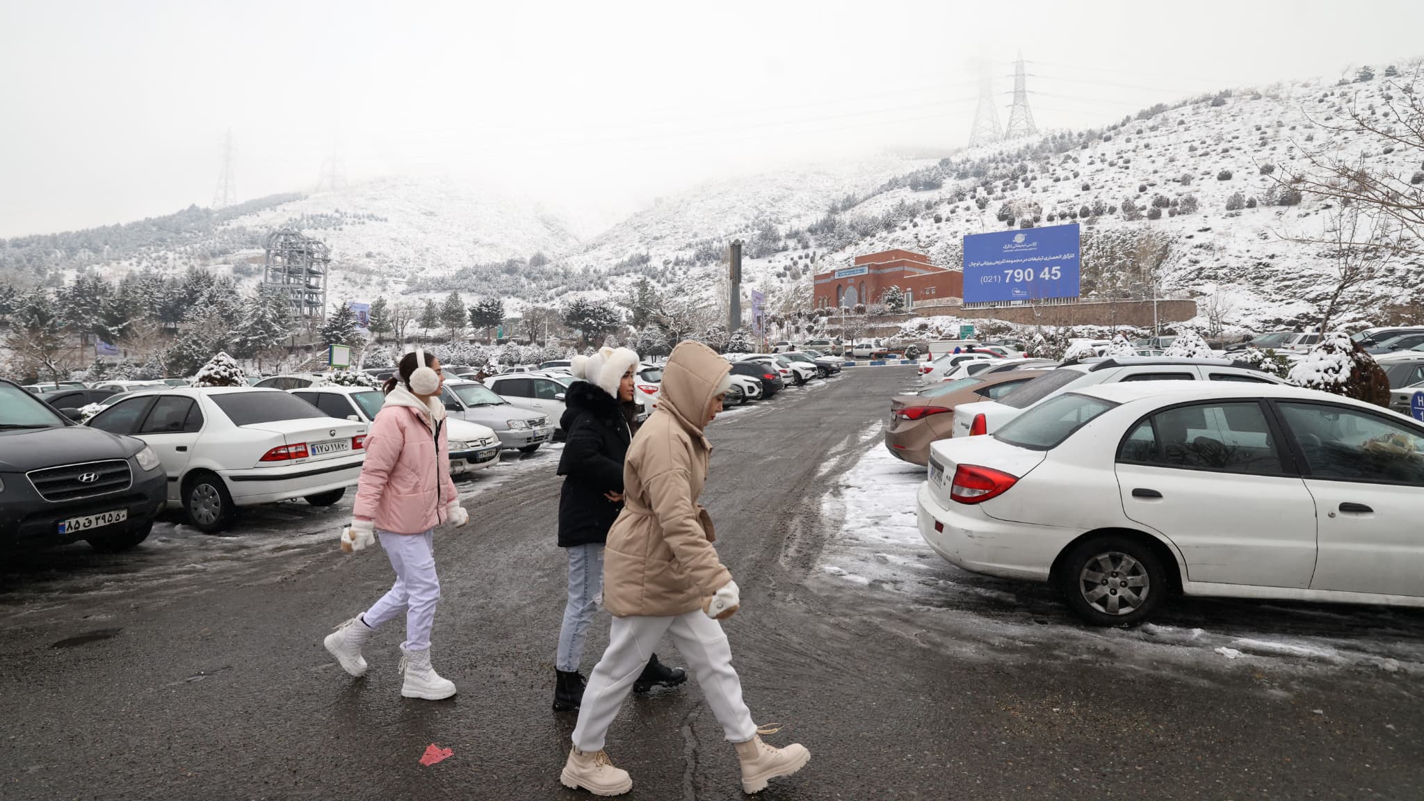 Des Iraniens arrivent à la station de montagne de Tochal, au nord de la capitale Téhéran, le 9 février 2025.