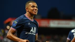 Kylian Mbappé célèbre son but avec le PSG